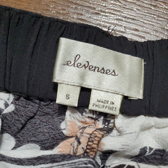 Elevenses Black and White Floral Cropped Pants - Picture 2 of 10